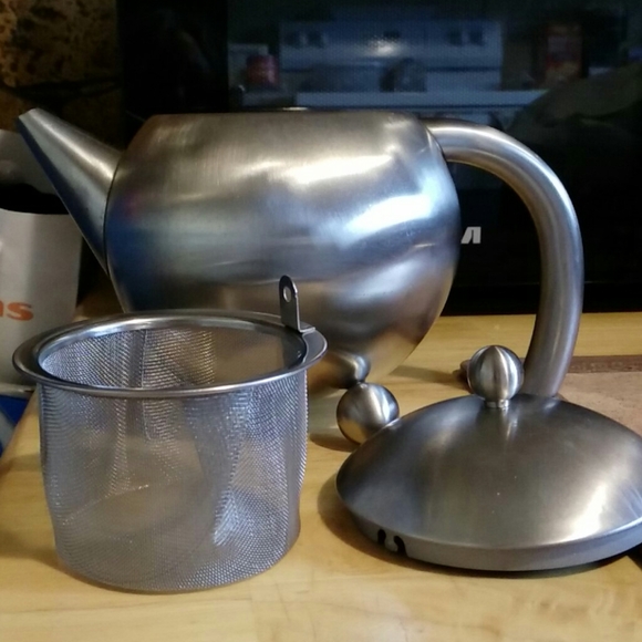 NWOT Teapot and basket for tea leaves - Picture 2 of 2